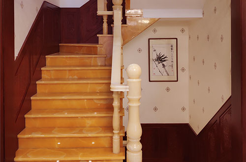 莺歌海镇中式别墅室内汉白玉石楼梯的定制安装装饰效果